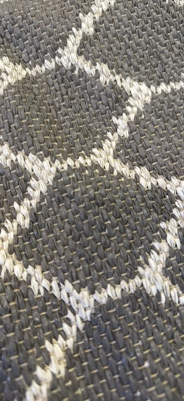Alfombra gris con diseño geométrico - 3