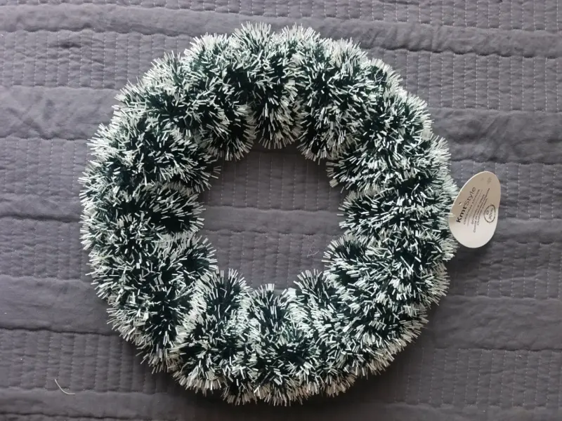 Corona navideña verde y blanca