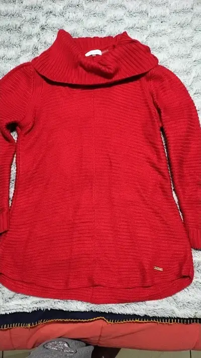 Suéter rojo de cuello alto para mujer - miniatura 1