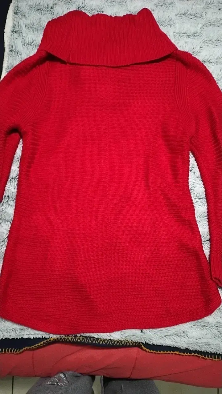 Suéter rojo de cuello alto para mujer - 4