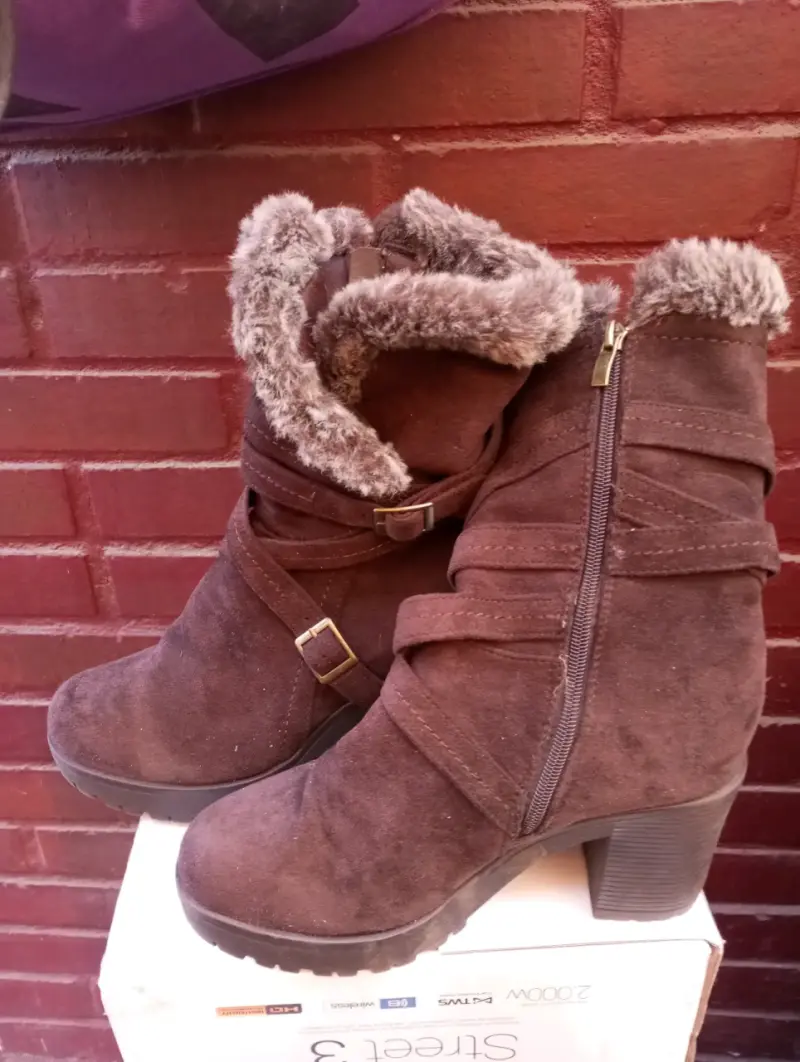 Botines de gamuza marrón con forro de piel