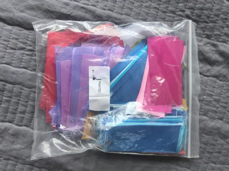 Paquete de retazos de satín de colores variados