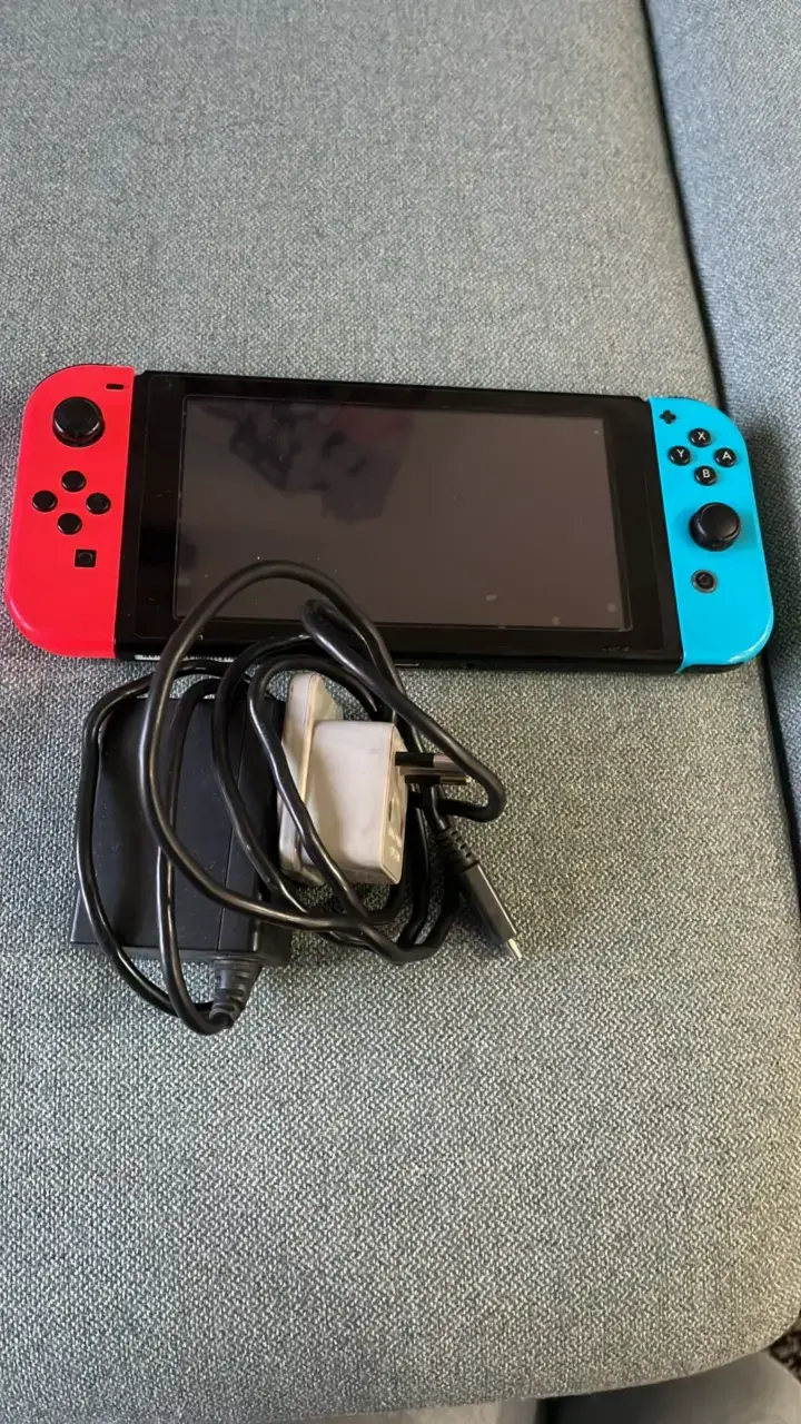Consola Nintendo Switch con Joy-Con rojo y azul - 1