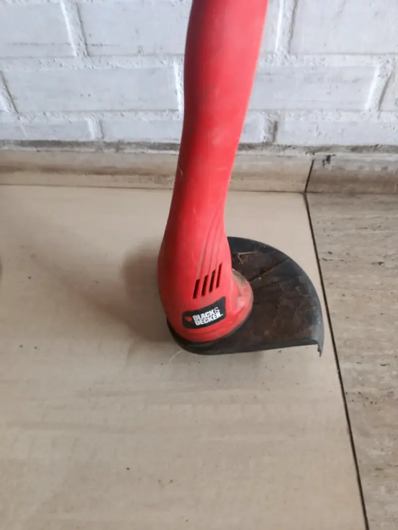 Cortadora de césped Black & Decker roja - 1