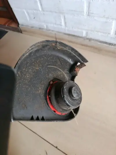 Cortadora de césped Black & Decker roja - miniatura 2
