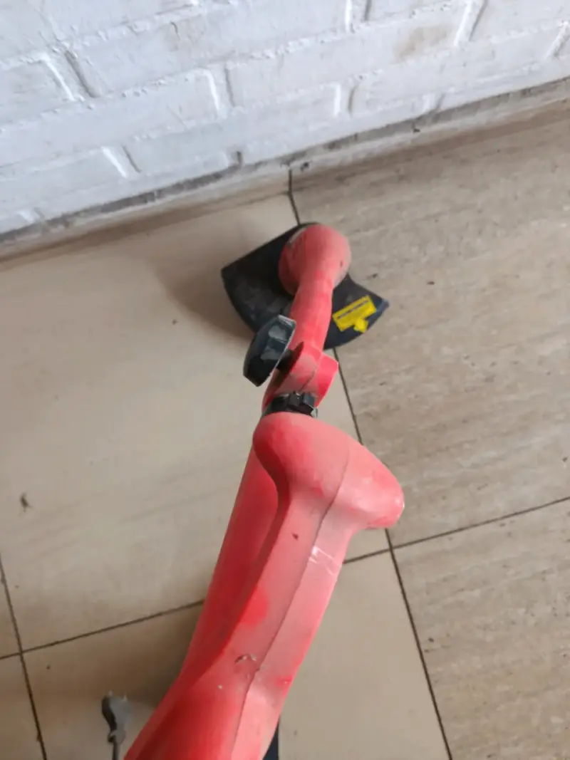 Cortadora de césped Black & Decker roja - 3