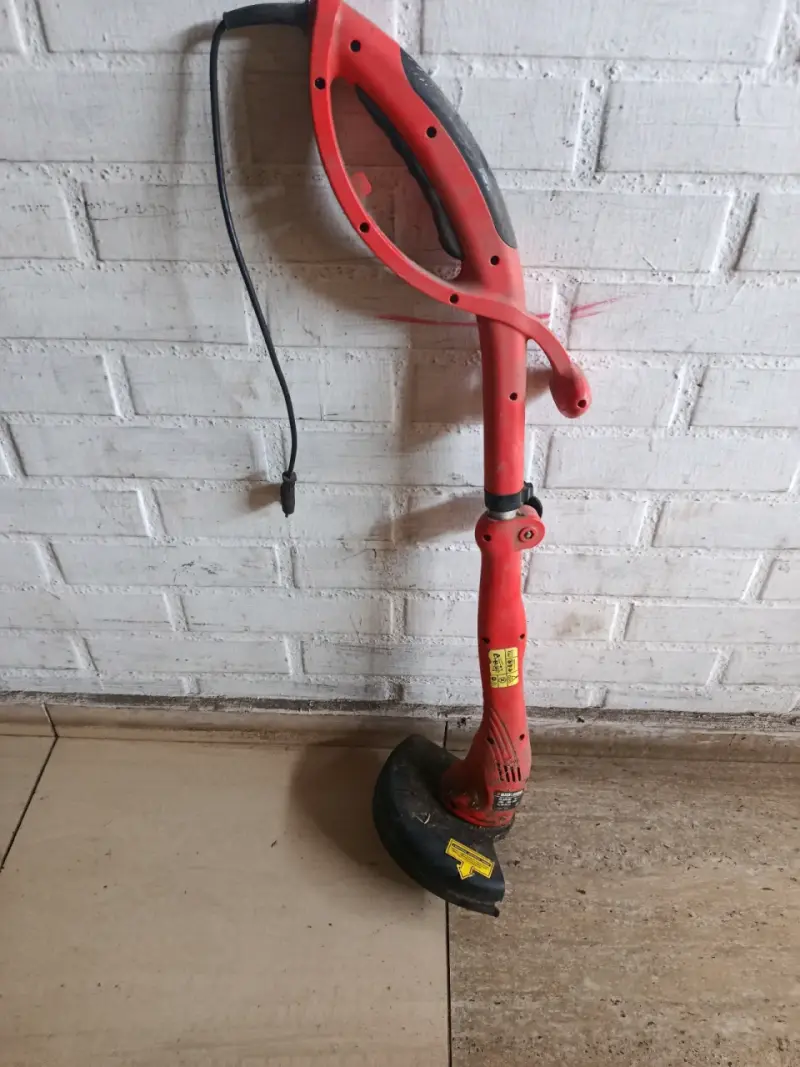 Cortadora de césped Black & Decker roja - 4