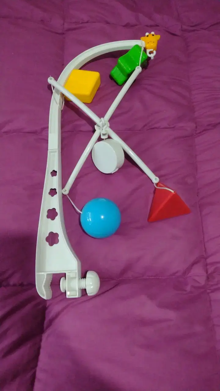 Móvil de cuna con figuras coloridas