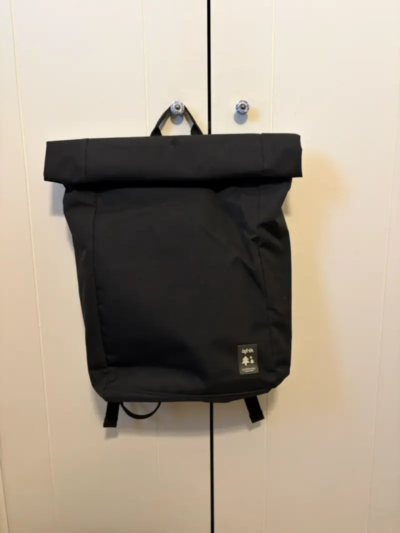Mochila negra urbana de lona resistente