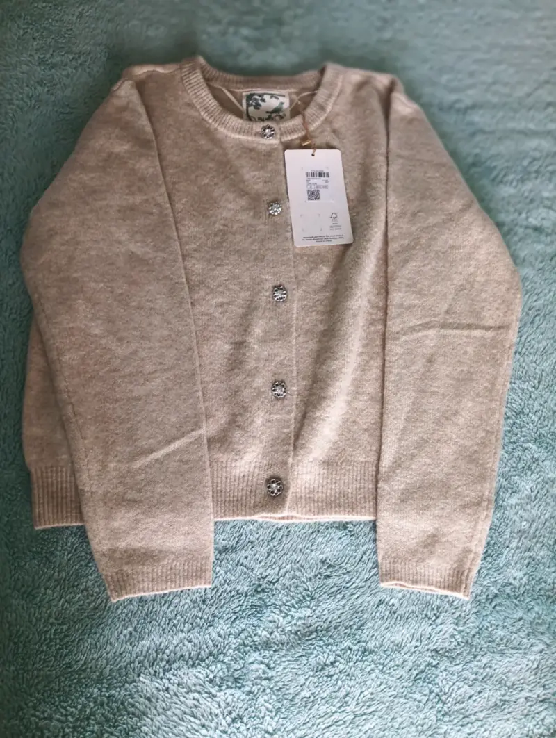 Cardigan beige de lana con botones decorativos - 1