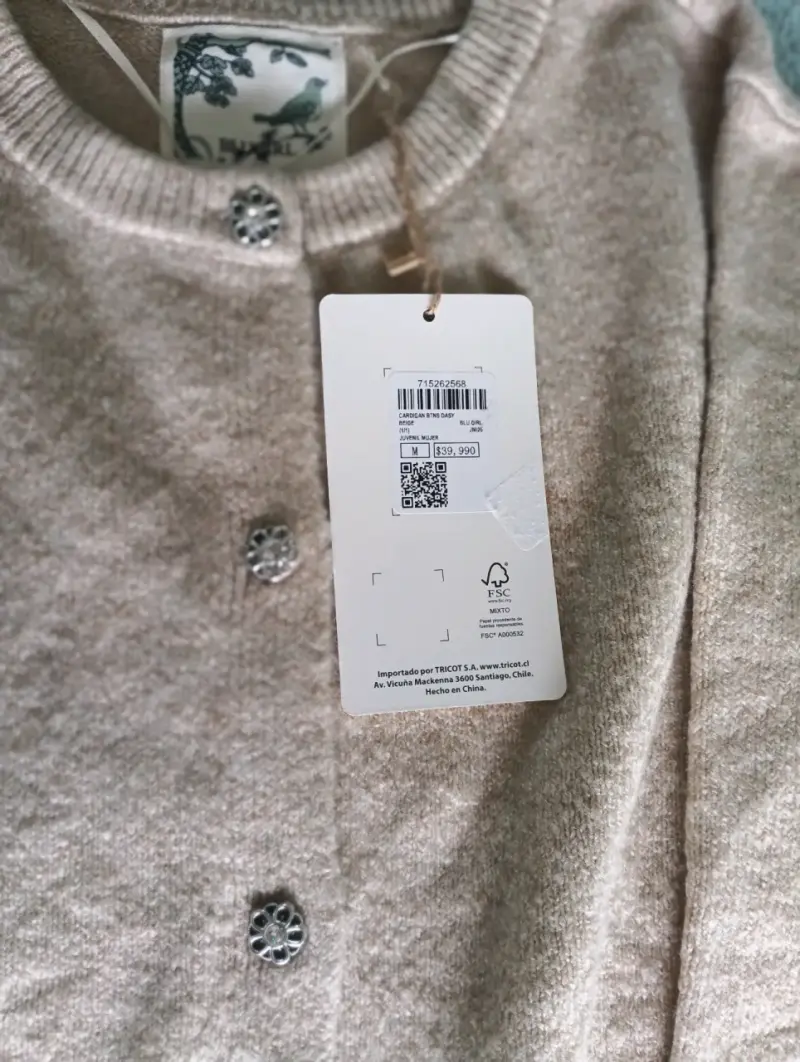 Cardigan beige de lana con botones decorativos - 2