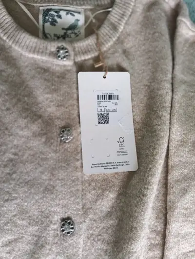 Cardigan beige de lana con botones decorativos - miniatura 2