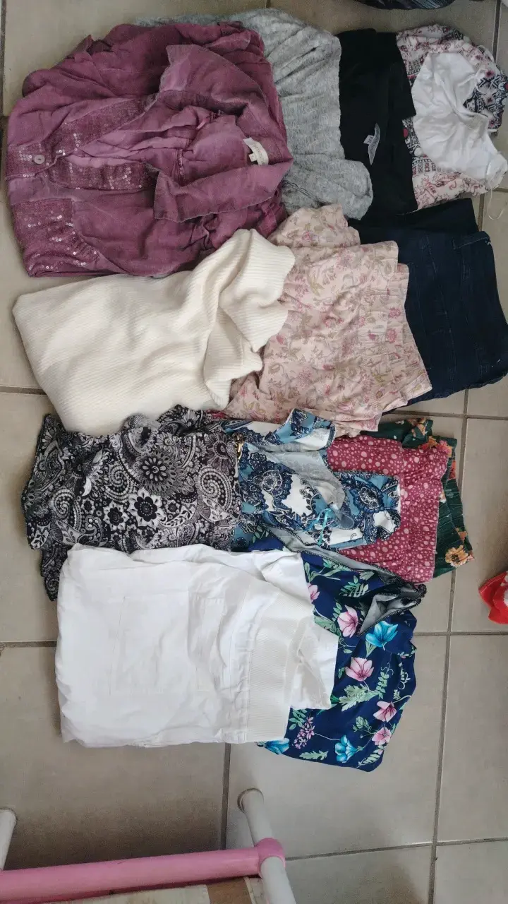 Lote de ropa femenina y calzado niña usado - 1
