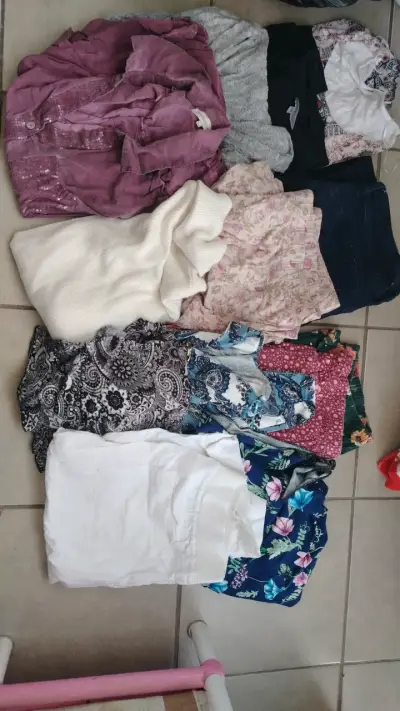 Lote de ropa femenina y calzado niña usado - miniatura 1
