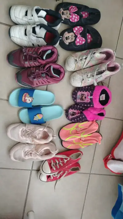 Lote de ropa femenina y calzado niña usado - miniatura 2