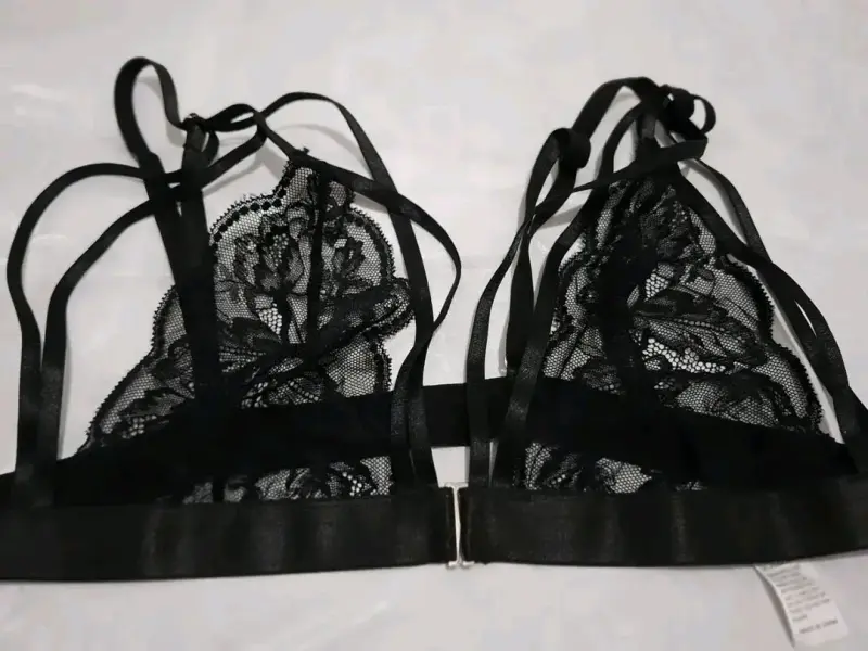 Sostén de encaje negro con tirantes - 1