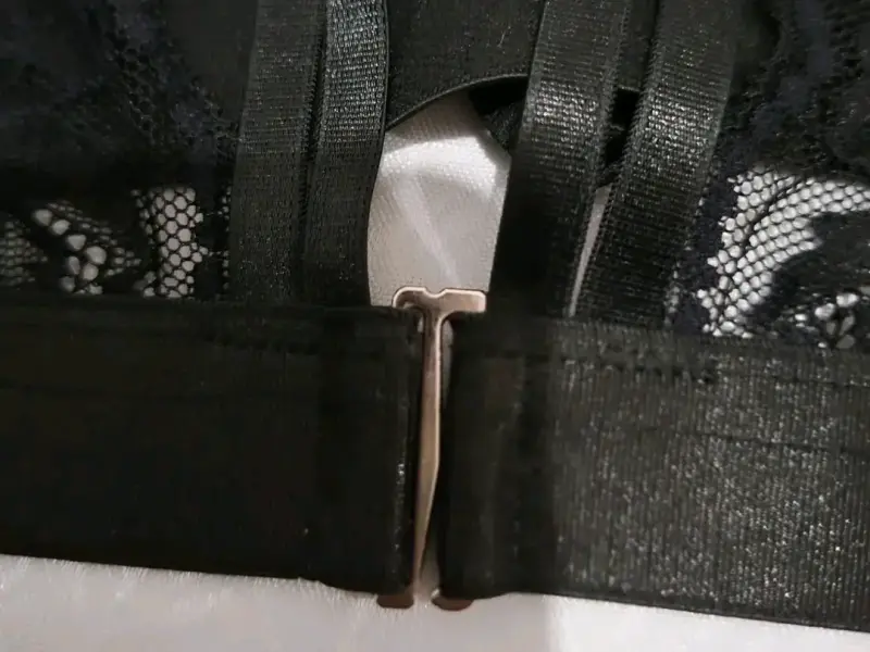 Sostén de encaje negro con tirantes - 5