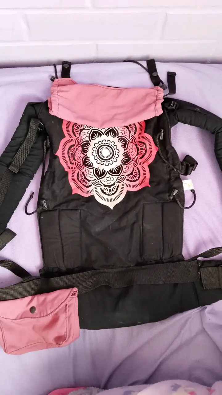 Mochila portabebé ergonómica negra y rosa