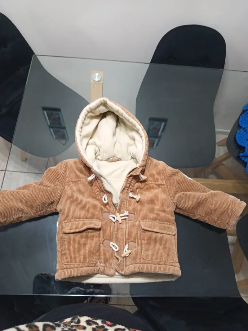 Abrigo de pana para niño con capucha