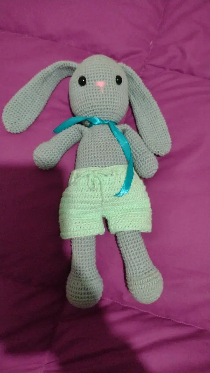Conejo de peluche tejido a mano gris