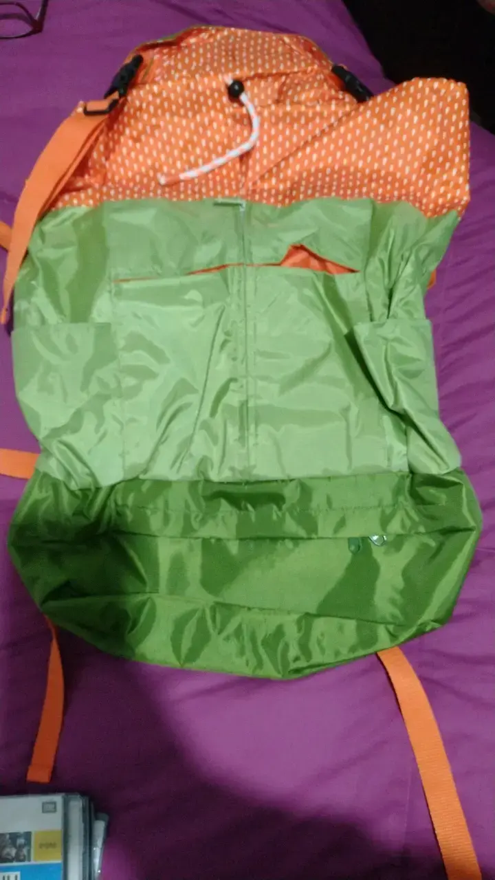 Mochila plegable verde y naranja