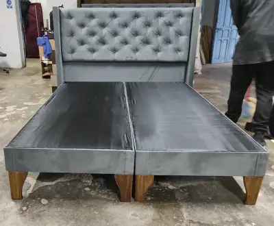 Cama matrimonial tapizada gris con cabecera - miniatura 1