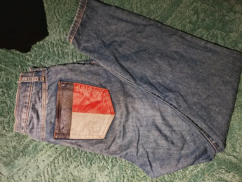 Jeans de mezclilla con bolsillo decorativo - 1