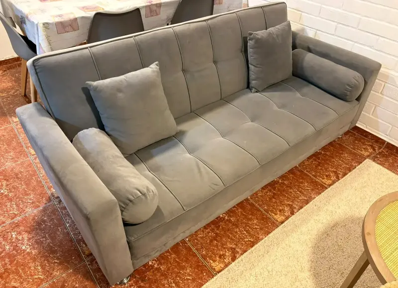 Sofá tipo Futon Gris de tres plazas - Seminuevo - 1