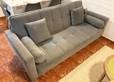 Sofá tipo Futon Gris de tres plazas - Seminuevo - miniatura 1