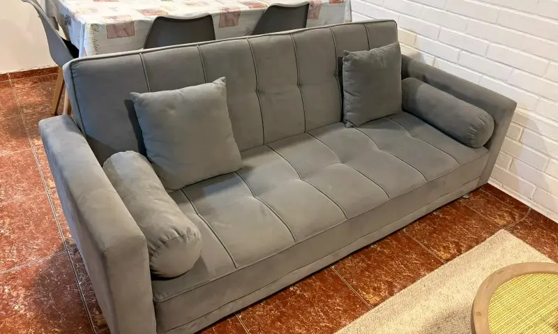 Sofá tipo Futon Gris de tres plazas - Seminuevo - 2