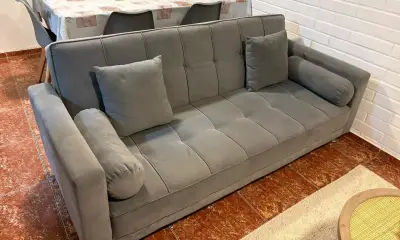 Sofá tipo Futon Gris de tres plazas - Seminuevo - miniatura 2
