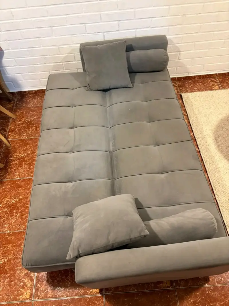 Sofá tipo Futon Gris de tres plazas - Seminuevo - 3