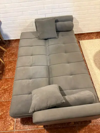 Sofá tipo Futon Gris de tres plazas - Seminuevo - miniatura 3