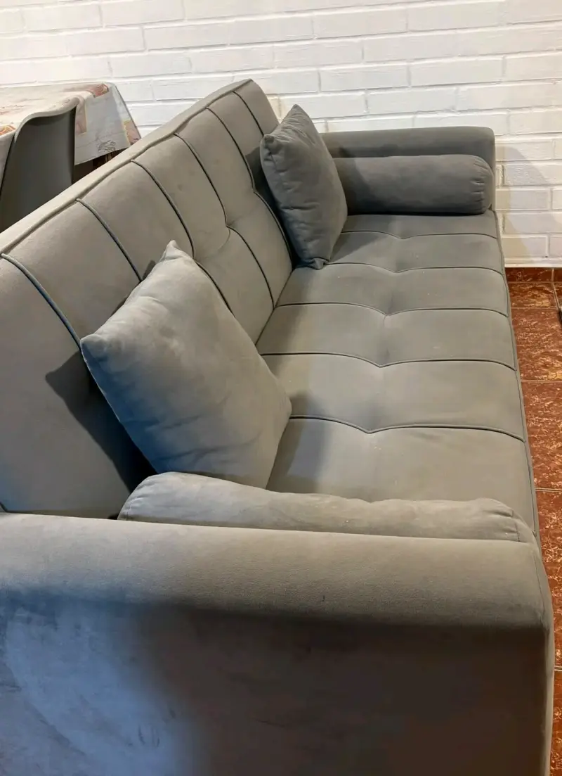 Sofá tipo Futon Gris de tres plazas - Seminuevo - 4