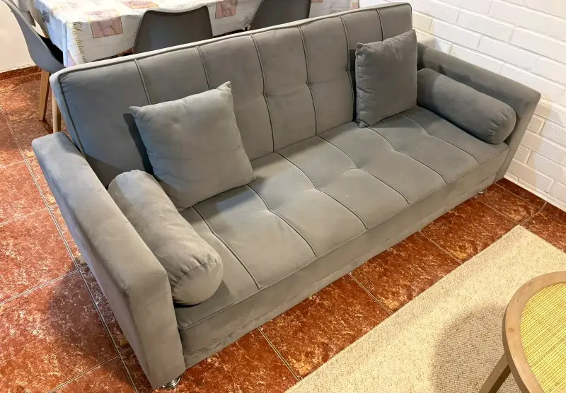 Sofá tipo Futon Gris de tres plazas - Seminuevo - 5