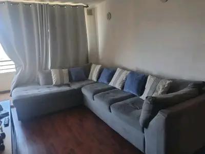Sofá seccional gris con cojines decorativos - miniatura 3
