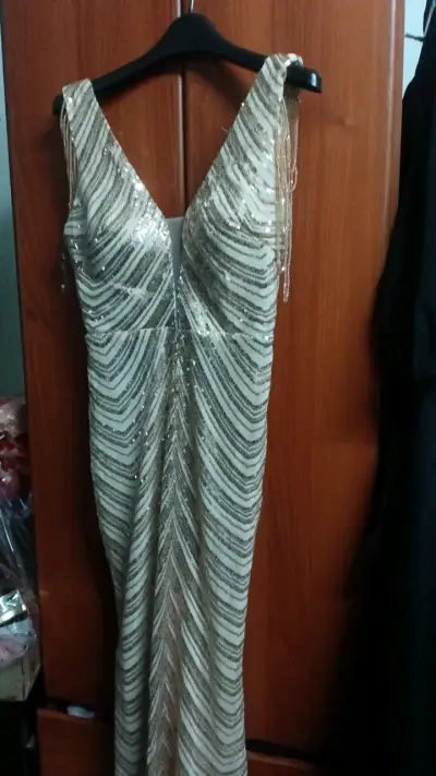 Vestido de fiesta largo con lentejuelas doradas - miniatura 1