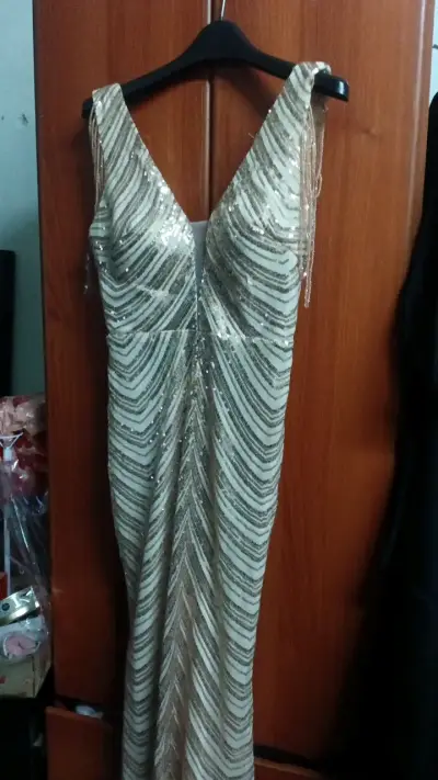 Vestido de fiesta largo con lentejuelas doradas - miniatura 2