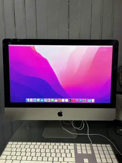 iMac Monterey  con teclado y mouse - miniatura 1