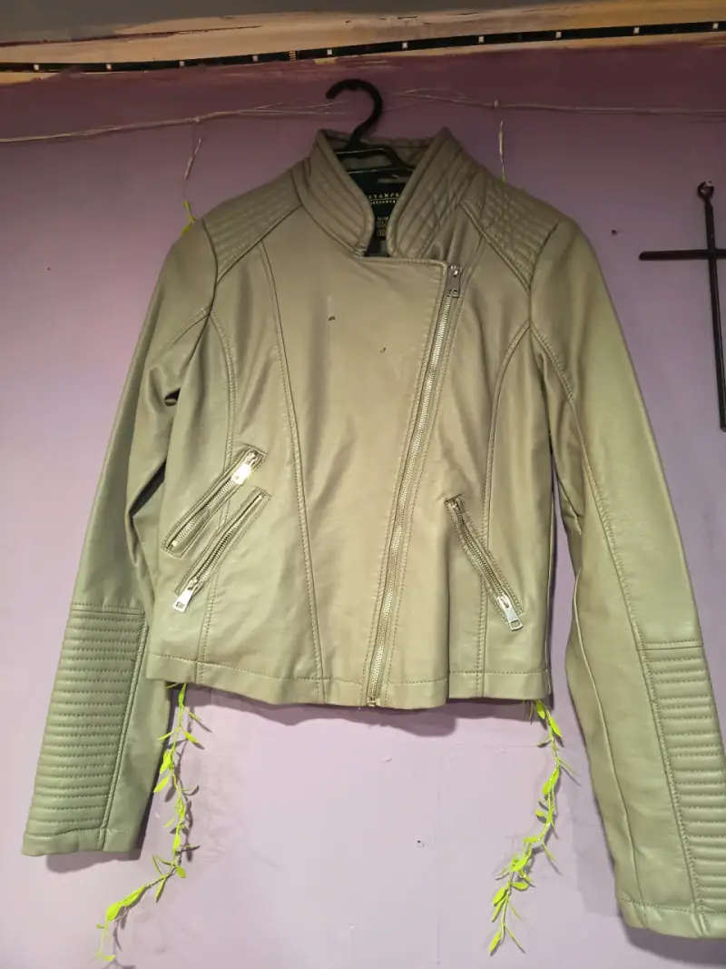 Chaqueta de cuero sintético beige para mujer