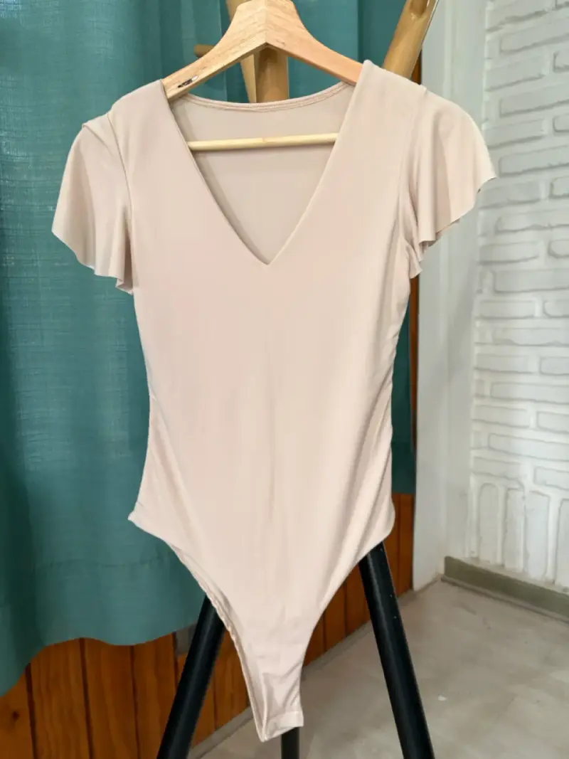 Body beige con escote en V