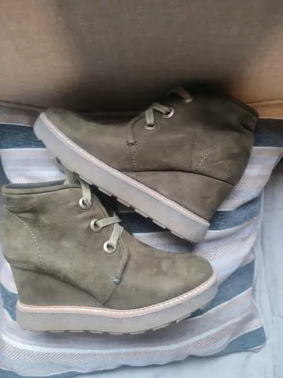 Botines de gamuza verde oliva con plataforma - miniatura 2