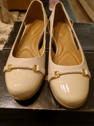 Zapatos beige con detalle dorado - miniatura 1