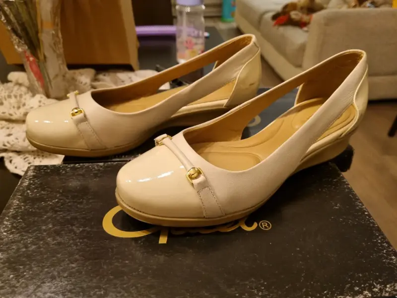 Zapatos beige con detalle dorado - 2