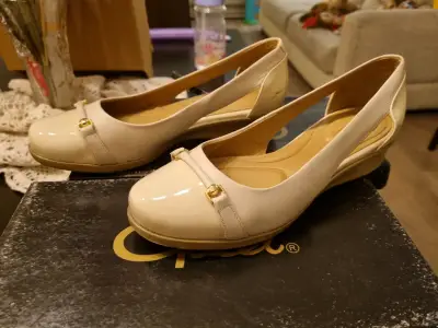 Zapatos beige con detalle dorado - miniatura 2