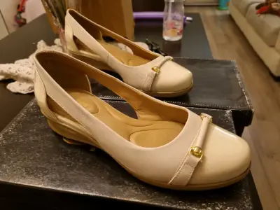 Zapatos beige con detalle dorado - miniatura 3
