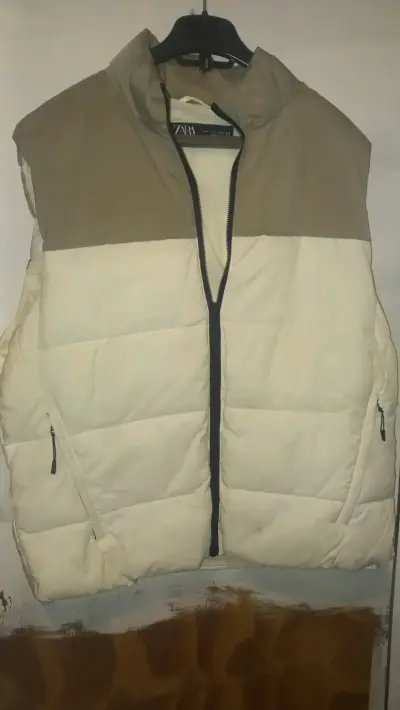Chaleco acolchado Zara beige y blanco - miniatura 1