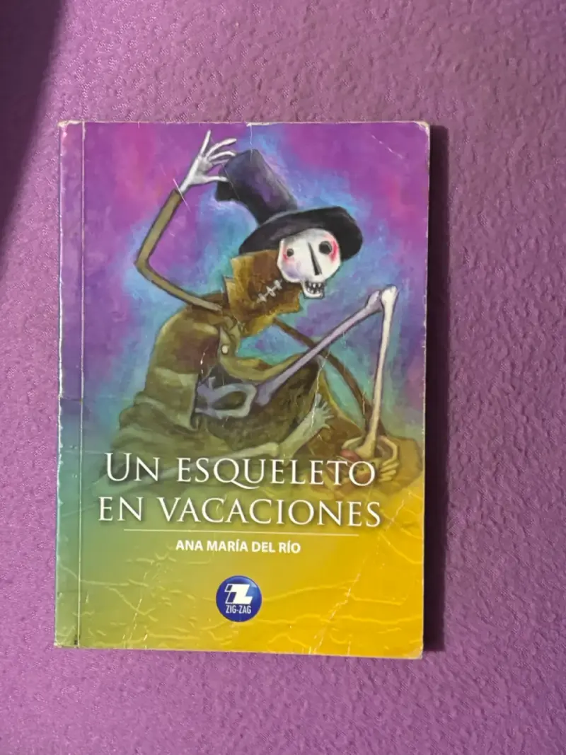 Libro 'Un Esqueleto en Vacaciones' de Ana María - 1
