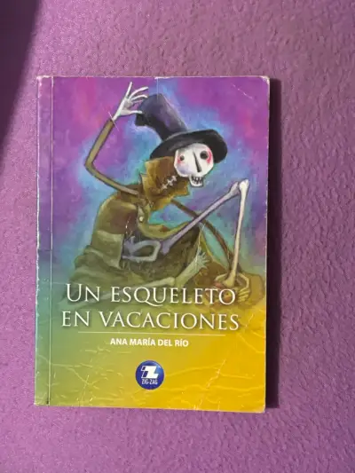 Libro 'Un Esqueleto en Vacaciones' de Ana María - miniatura 1