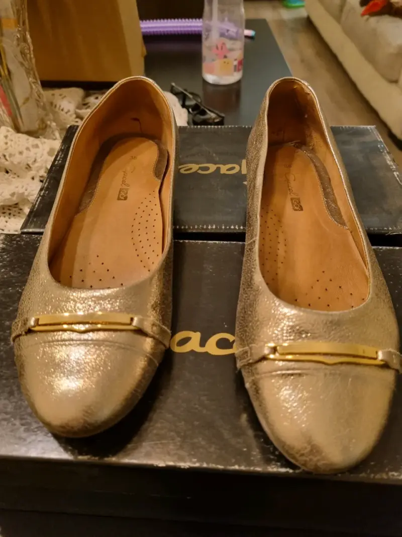 Zapatos planos dorados con detalle metálico - 1